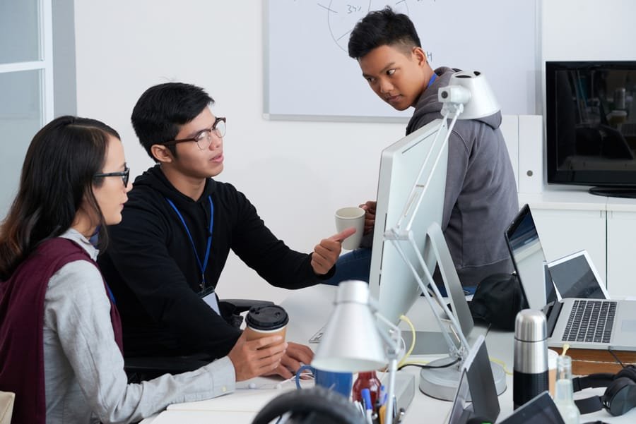 AI team collaborating